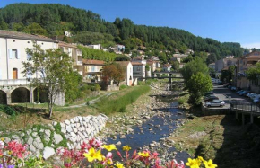 T2 40 M2 premier étage sans ascenseur Vals les bains linge de lit et de toilette non fournis